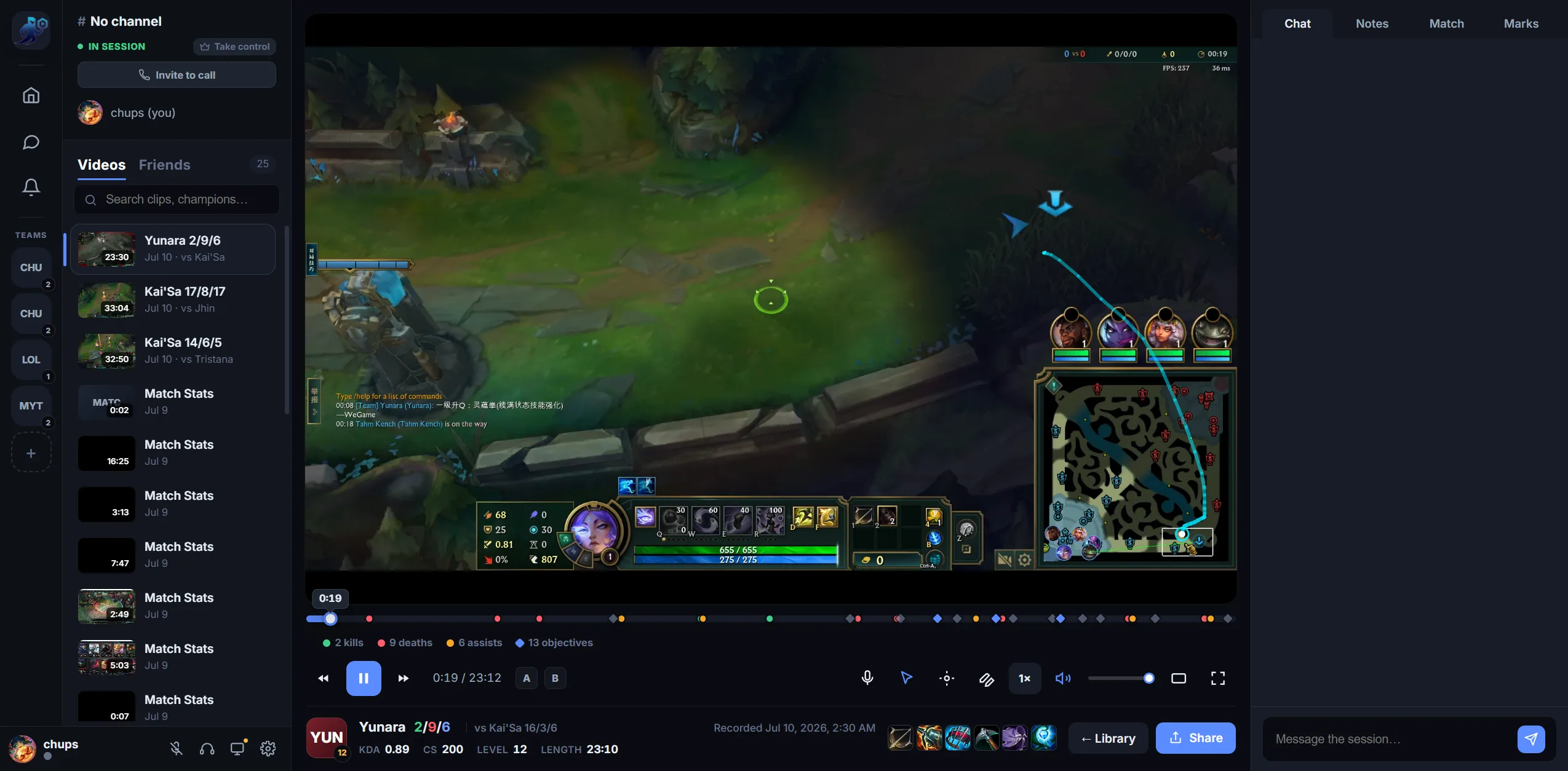 Sala de análisis de RiftRec reproduciendo una repetición de League con línea de tiempo marcada por eventos y panel de coaching